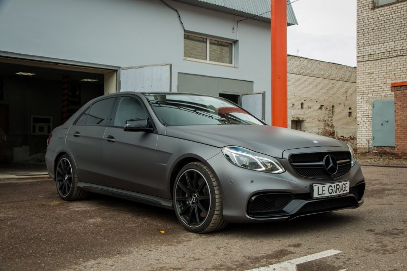 Mercedes AMG 63 серый