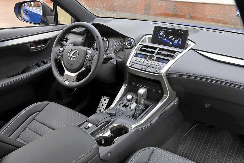Lexus NX 300h салон