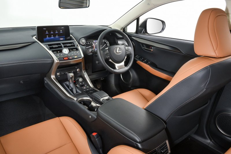 Lexus NX 300h 2019 салон