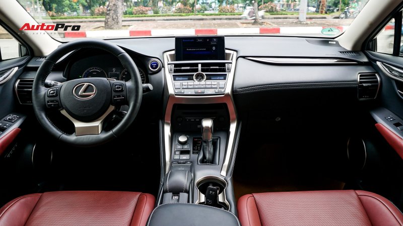 Lexus NX 300h салон