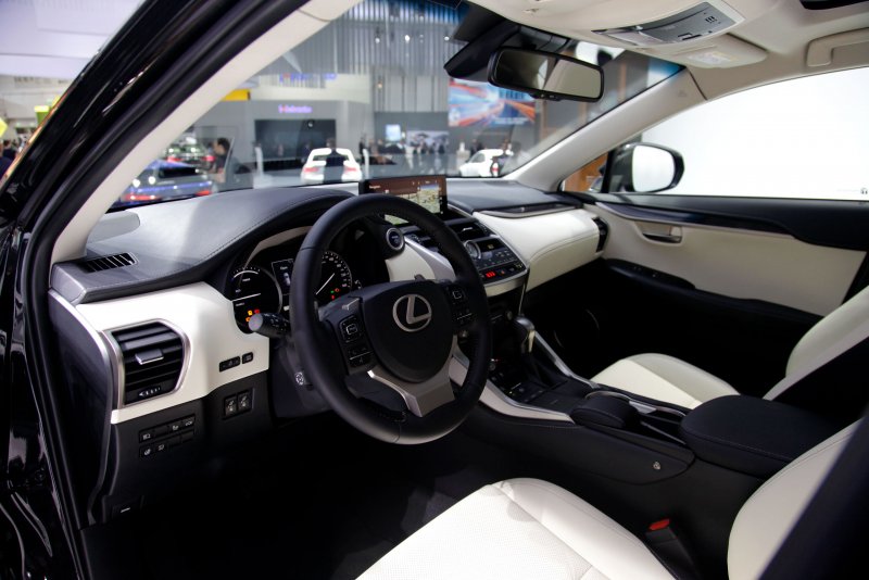 Lexus NX 200 бежевый салон