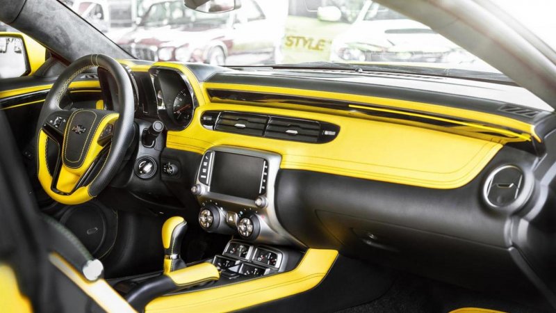 Chevrolet Camaro желтый салон