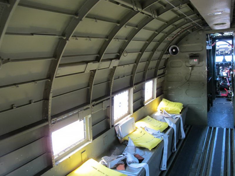 Дуглас с 47 внутри