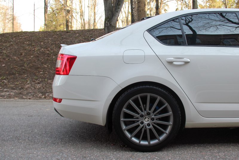 Skoda Octavia a7 белая r17