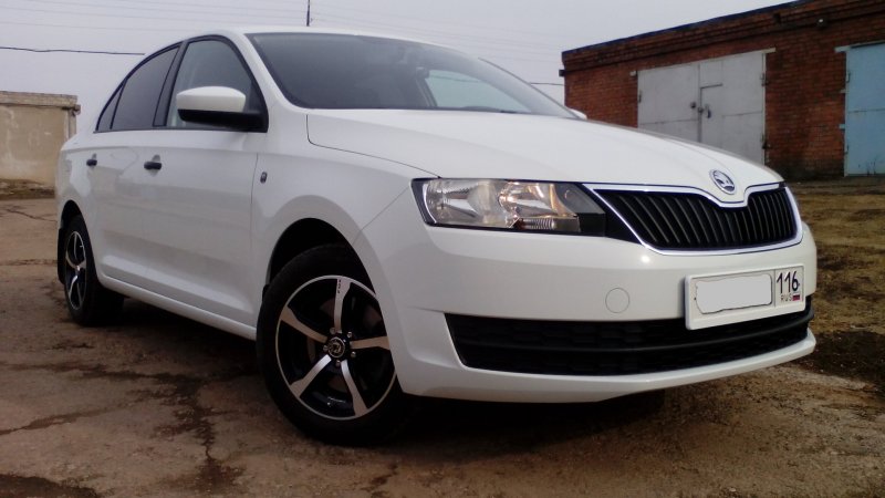 Skoda Rapid белая r15