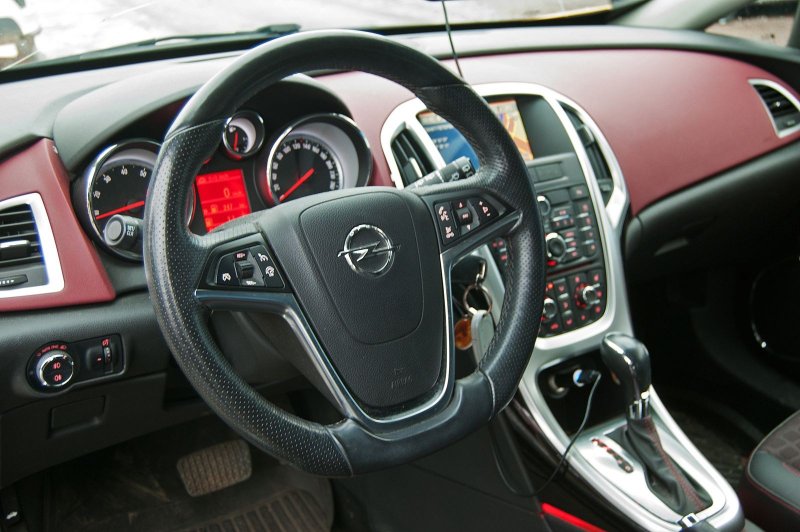Опель Астра GTC 2012 салон