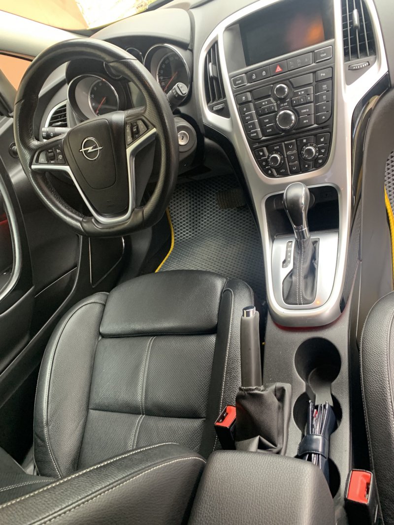 Opel Astra 2010 хэтчбек салон