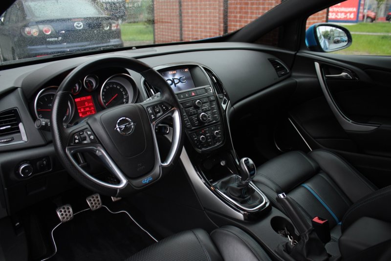 Opel Astra GTC салон