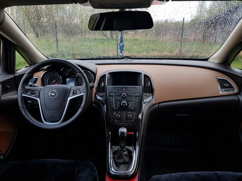 Opel Astra j седан салон