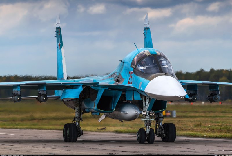 Су-34 с тормозным парашютом