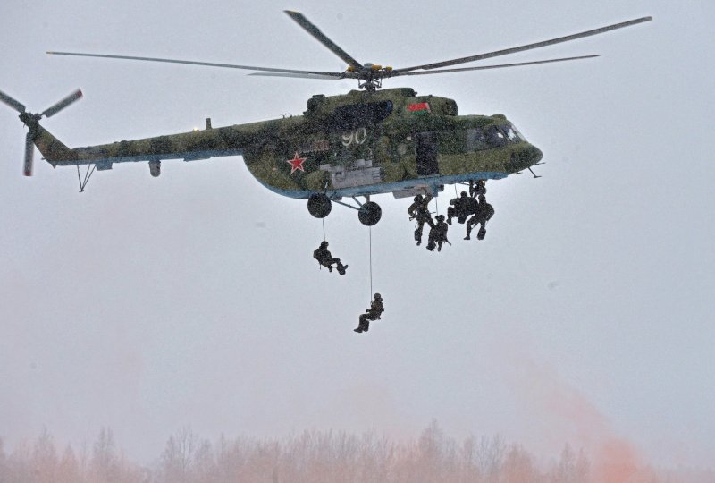 Десантники у вертолёта ми-8