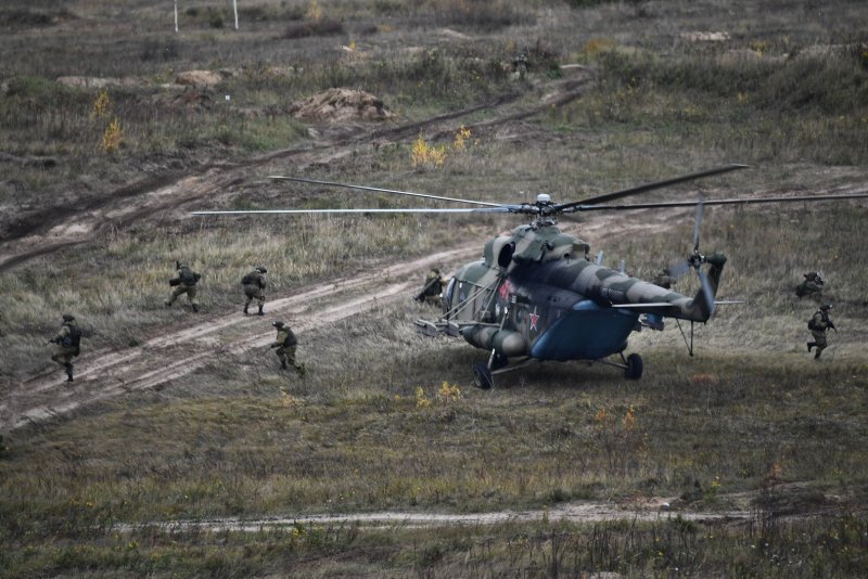 Военная база и американский вертолет десанта