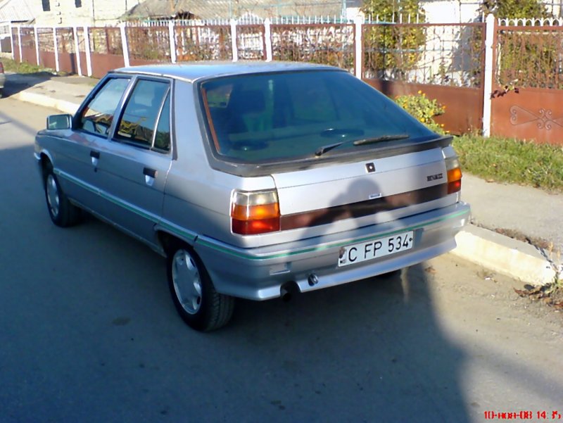 Рено 11 заднее стекло
