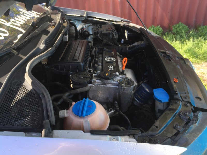 VW Caddy подкапотное пространство