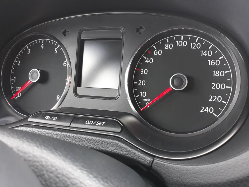 Volkswagen Polo 2015 приборная панель