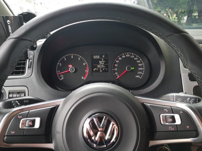 VW Poli sedan приборная панель