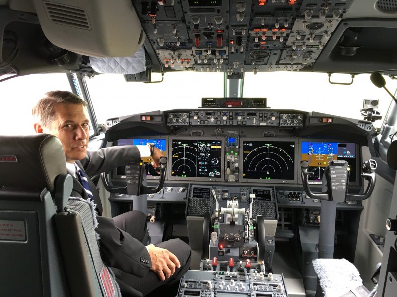 Кабина Boeing 737 ночью