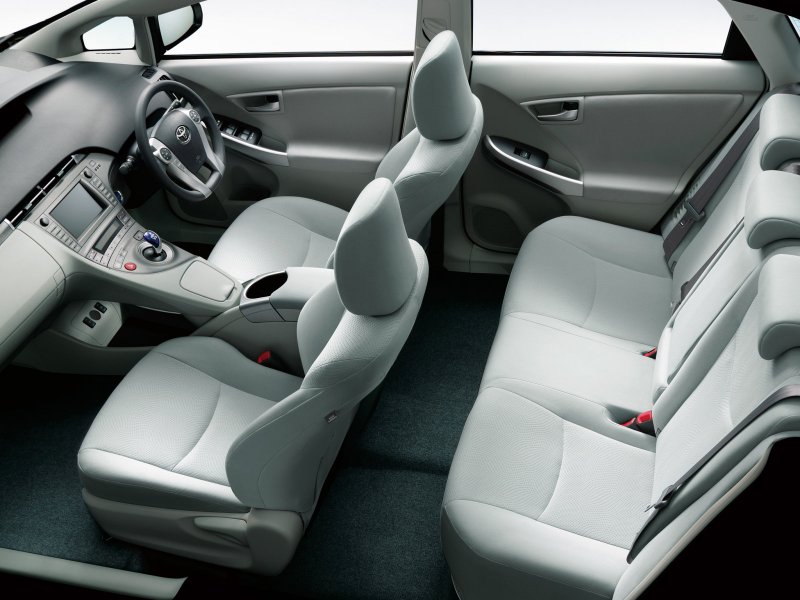 Toyota Prius v 2012 салон