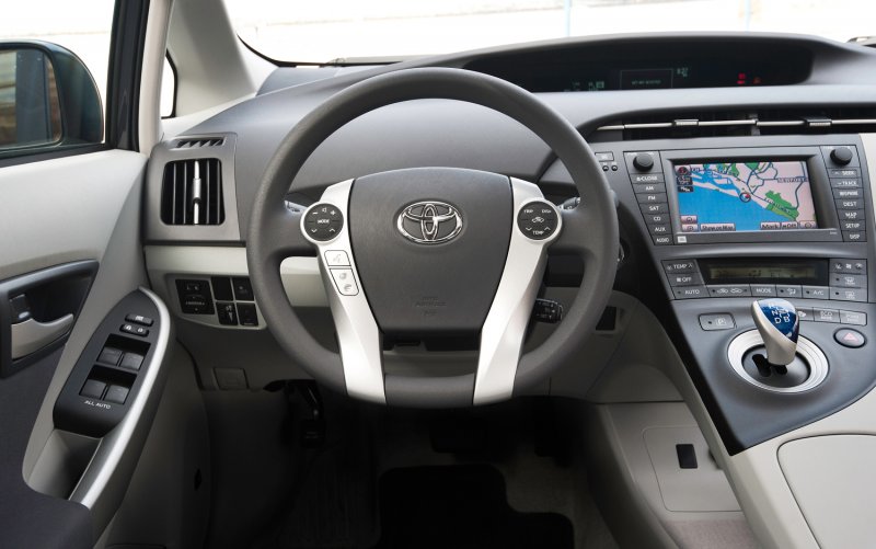 Toyota Prius Alpha 2011 салон