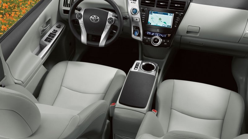 Toyota Prius v 2014