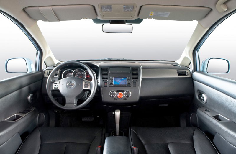 Панель приборов Nissan Tiida климат-контроль