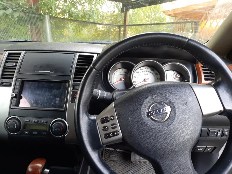 Nissan Tiida 2008 седан салон