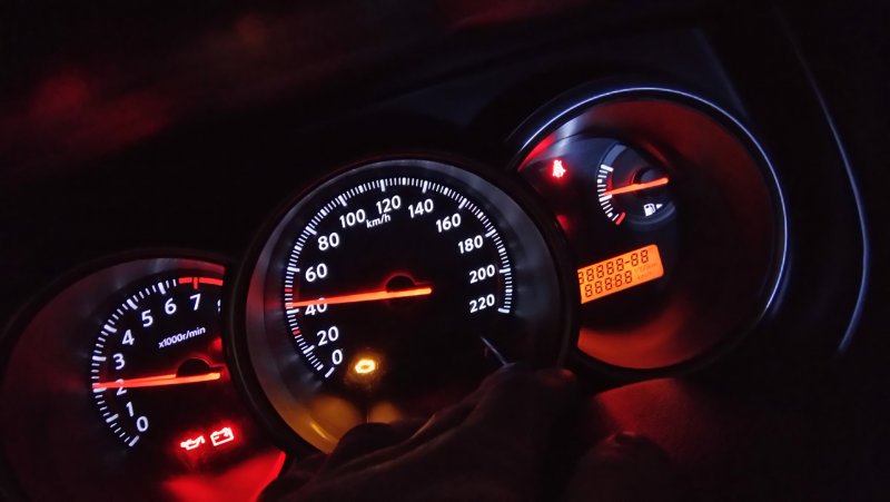 Nissan Tiida приборная панель