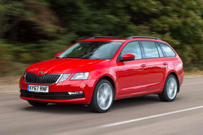 Skoda Octavia красная