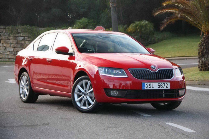 Skoda Octavia красная