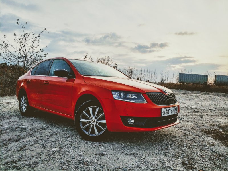 Skoda Octavia красная