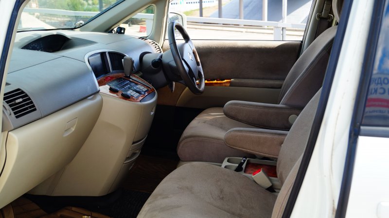 Nissan Presage 2000