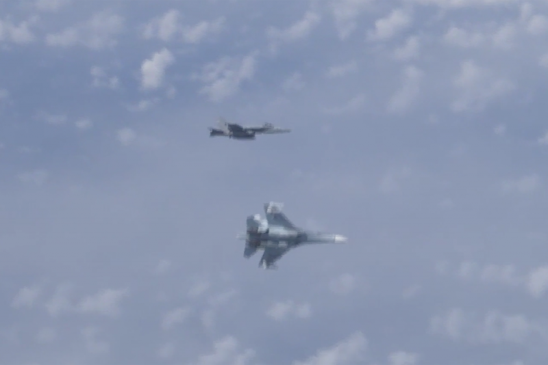 Су 27 отогнал от самолета Шойгу