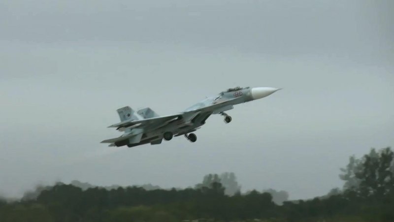 Су-27 сопроводил b- 52