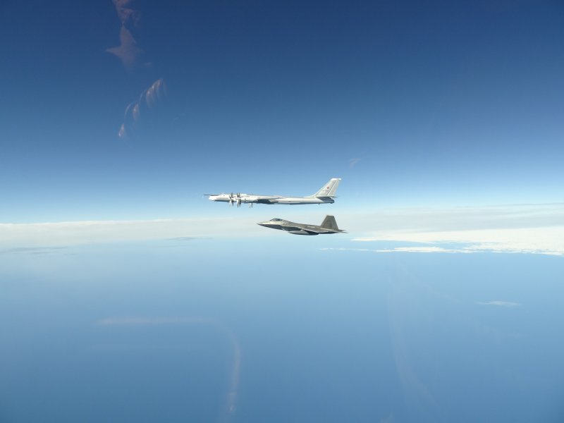 Российский самолет над морем