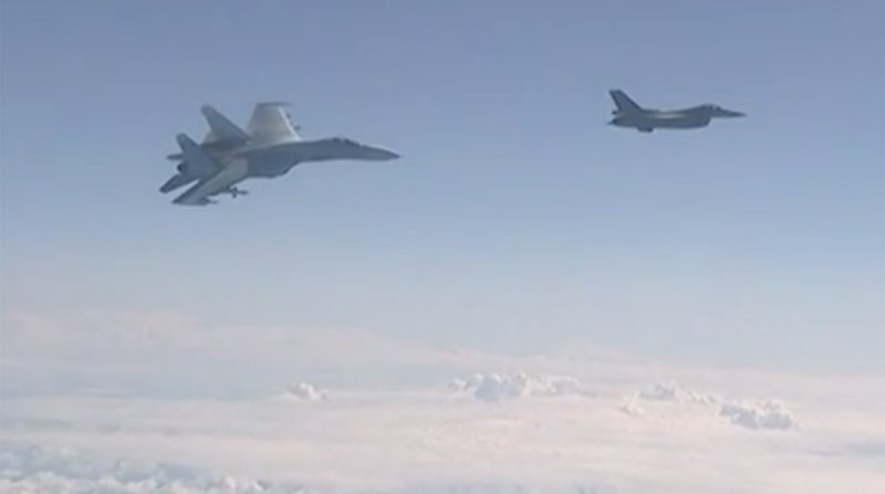 Су 27 отогнал от самолета Шойгу