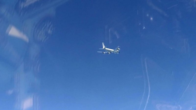Су-27 перехватил самолет-разведчик