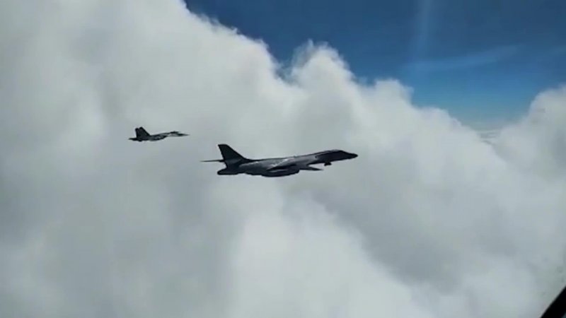 B-1b Lancer Су-27 перехват