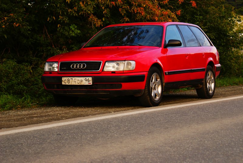 Ауди 100 Аванта красного цвета
