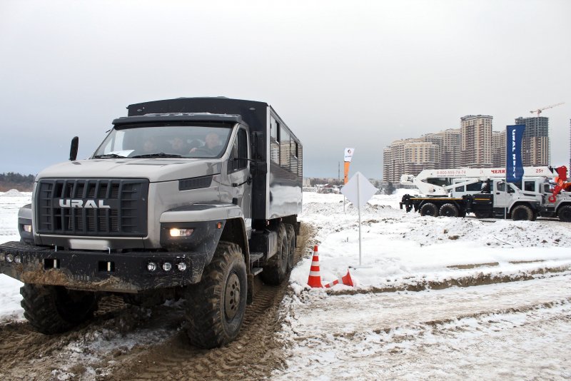 Урал 32552 с капотной кабиной Ивеко