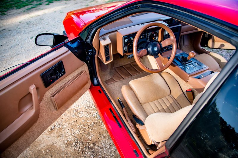 Pontiac Fiero 1987 салон