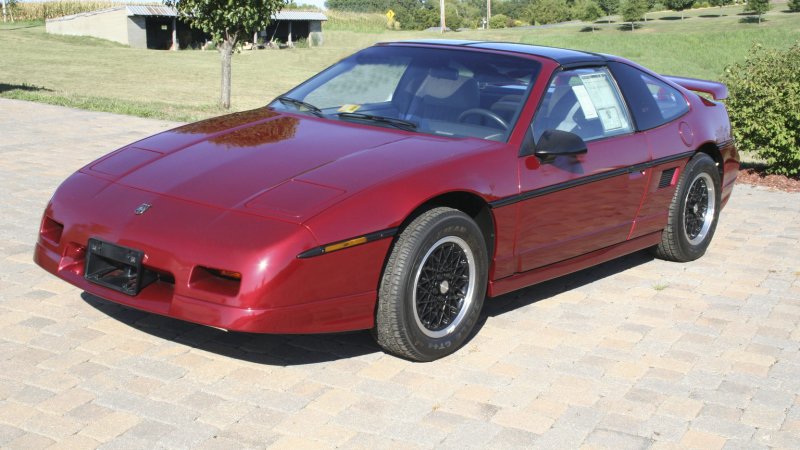 Pontiac Fiero автомобиль