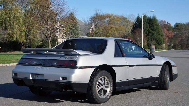 Pontiac Fiero 2.5 at