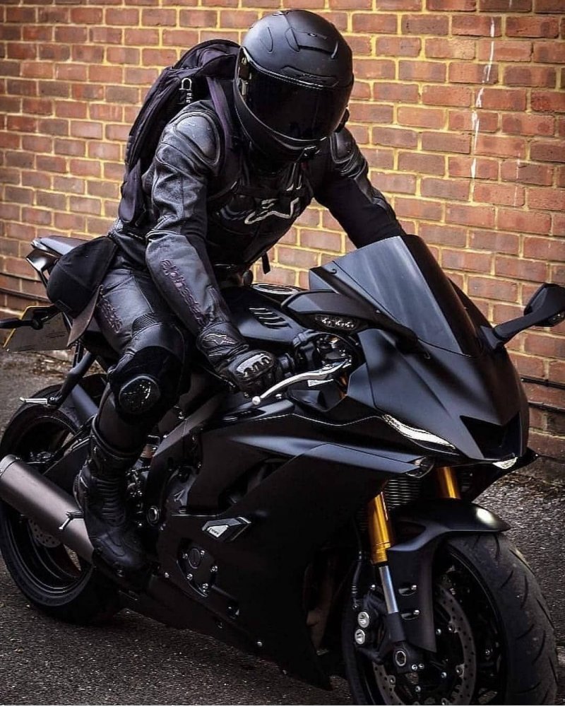 Yamaha r6 черный с мотогонщиком
