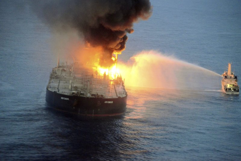 Разлив нефти танкер
