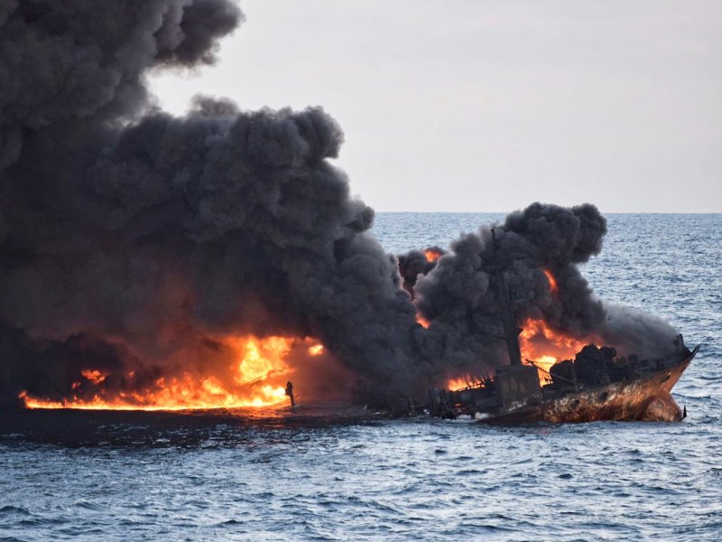 Пожар на корабле ВМС США В Сан Диего