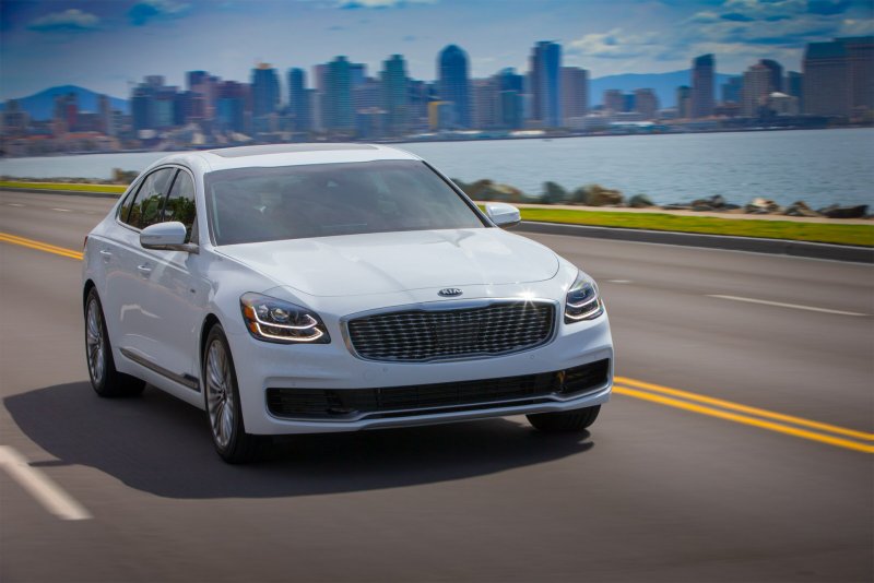 Kia k900 белая