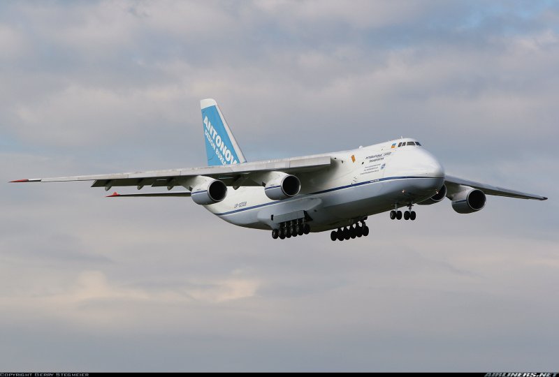 Самолет АН 124 100 Руслан