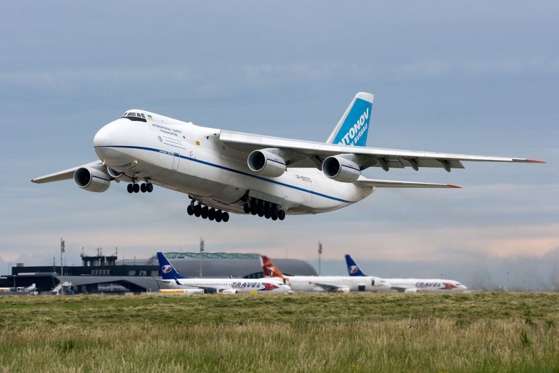 АН-124 военно-транспортный самолёт