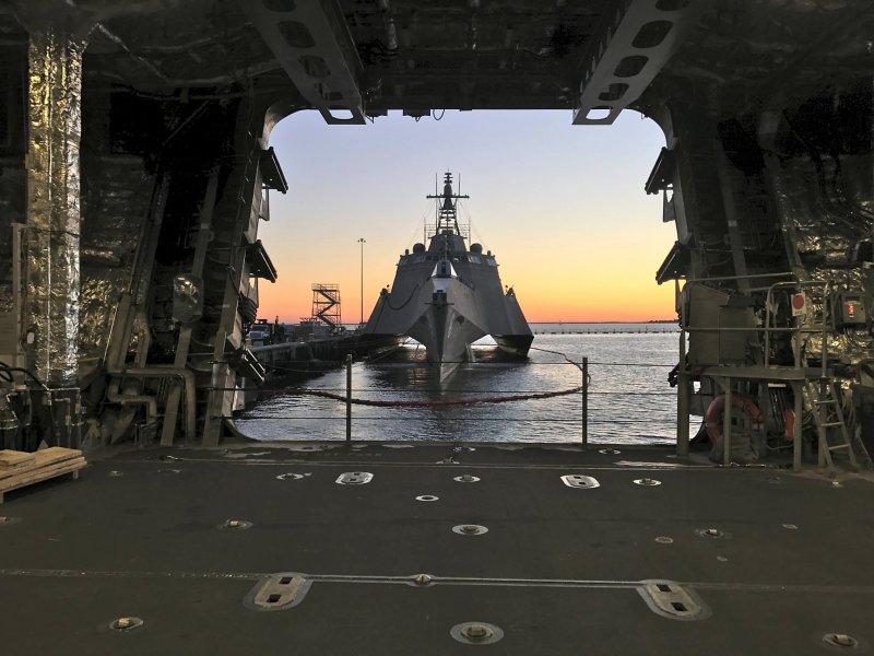 Горящий корабль ВМС США