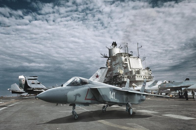 Самолет вертикального взлета як-141